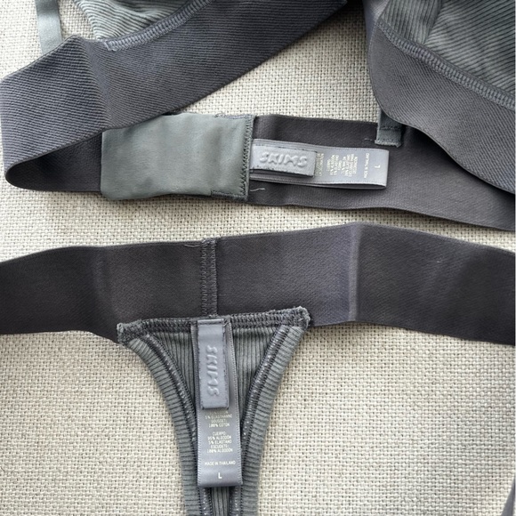 SKIMS Signature Cotton Plunge Bra Thong Set - Picture 13 of 13
